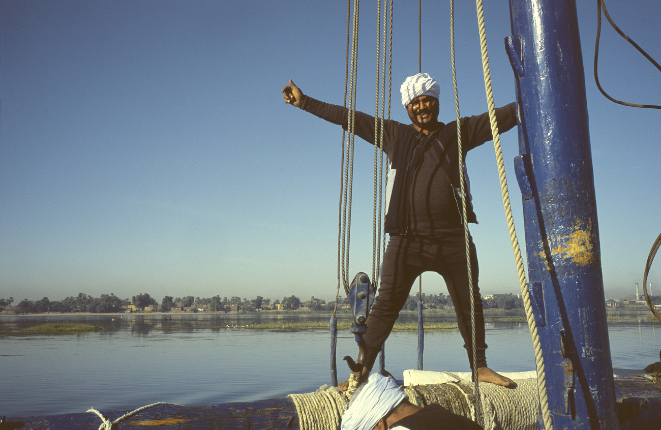 egyp05_16 sindbad-ismail.jpg - Sur le Nil l'un des hommes d'équipage, le sympathique Ismaïl que nous avons surnommé Sindbad le marin Provia 100 F